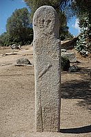 Filitosa, schlanke Menhirstatue mit Dolch (Filitosa IV).JPG